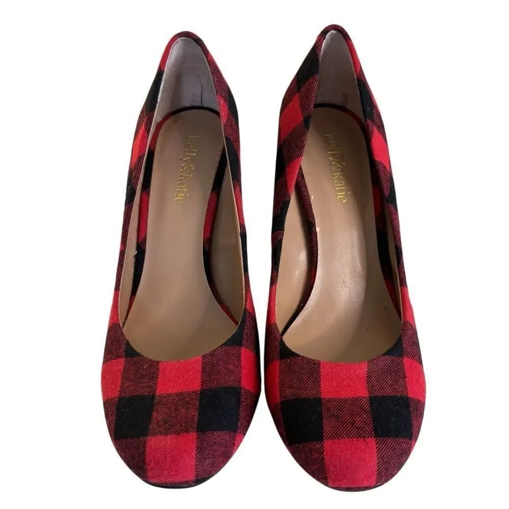 Kelly & Katie Red & Black Plaid Heels in Ladies Size 8.